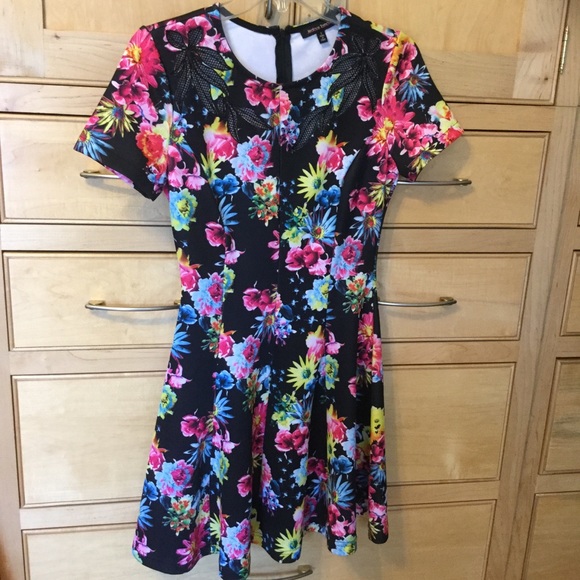 Size Small mini dress floral, flaired skirt, Short sleeve, Jealous Tomato - Picture 2 of 8